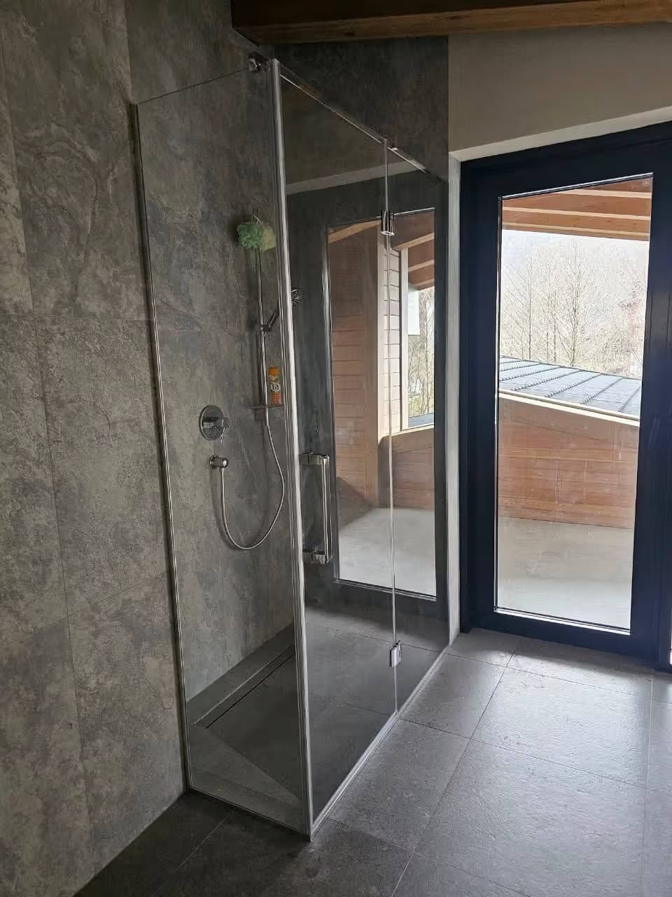 П-образная распашная душевая кабина из закалённого стекла Оптивайт с хромовой фурнитурой, Адлер — изготовление и монтаж под ключ