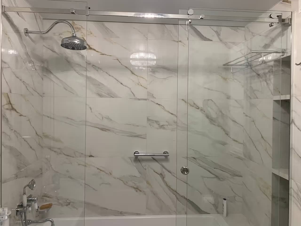 Прямая раздвижная душевая перегородка на ванной из закалённого стекла Оптивайт с хромовой фурнитурой, Сочи — изготовление и монтаж под ключ