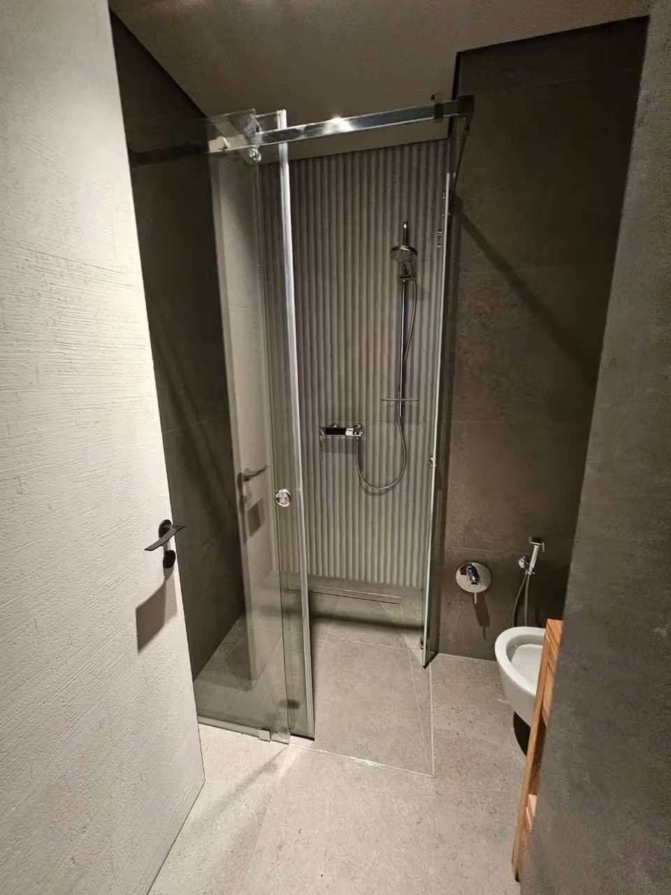 Раздвижная угловая душевая кабина из Float-стекла с хромовой фурнитурой, Адлерский район, Сочи — изготовление и монтаж под ключ