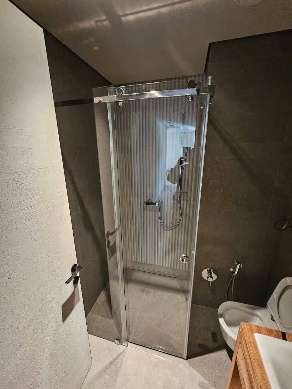 Раздвижная угловая душевая кабина из Float-стекла с хромовой фурнитурой, Адлерский район, Сочи — изготовление и монтаж под ключ