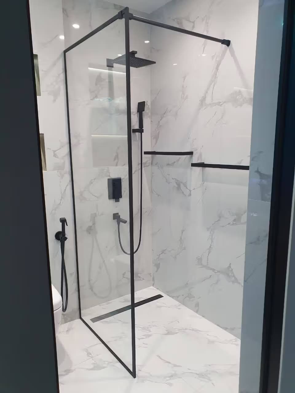 Душевая стеклянная перегородка черная, Адлер — установка на заказ