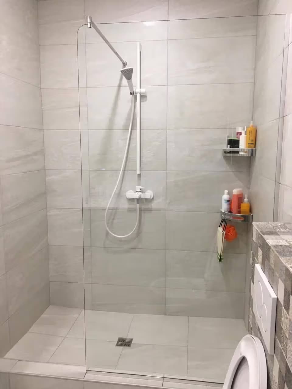 Душевая шторка из стекла в ванной Сочи