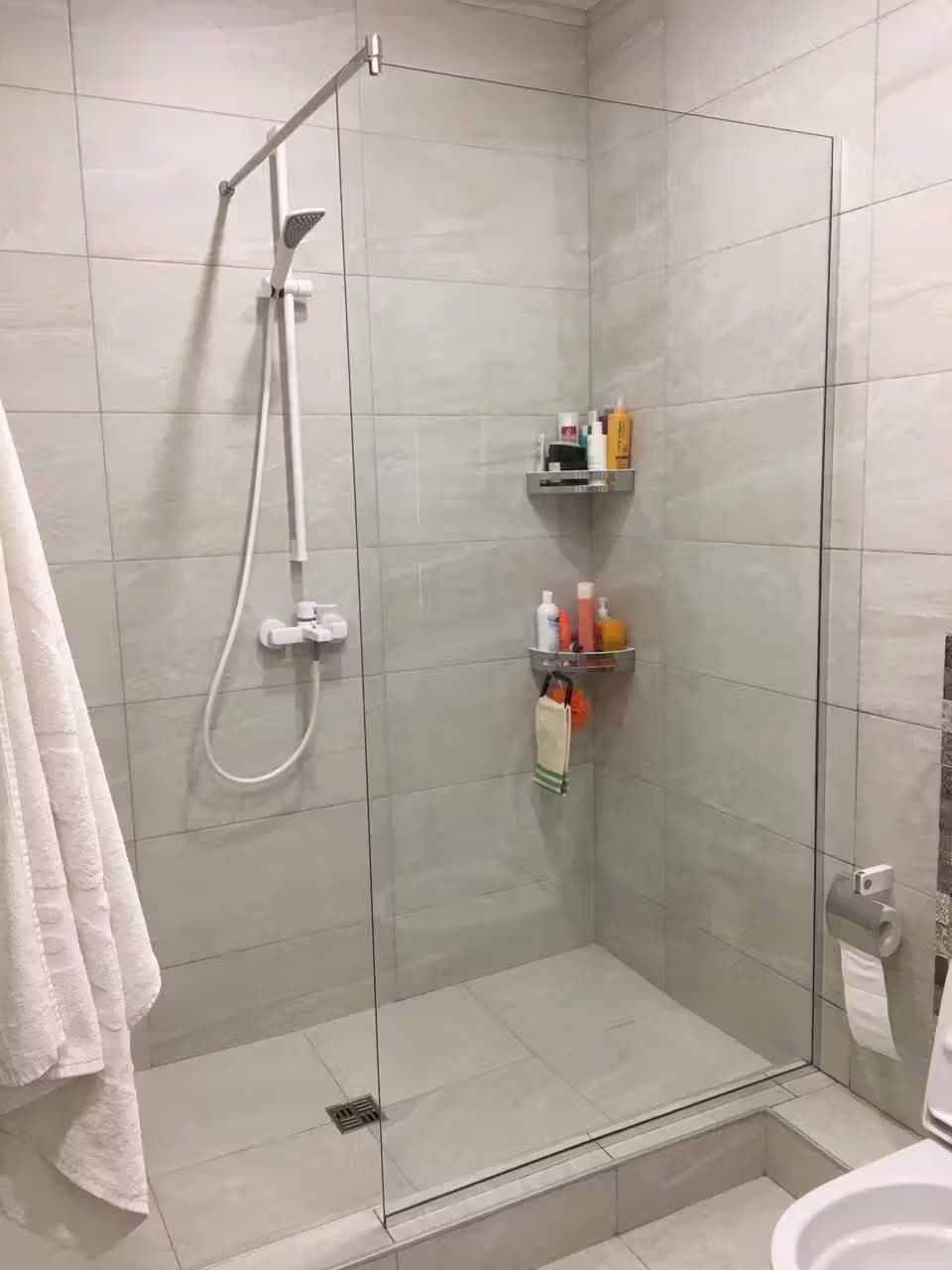 Душевая шторка из стекла в ванной Сочи