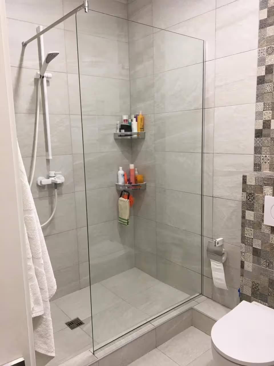 Душевая шторка из стекла в ванной Сочи