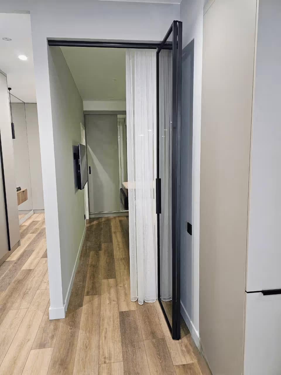 Стеклянная дверь гармошка для входа Сочи