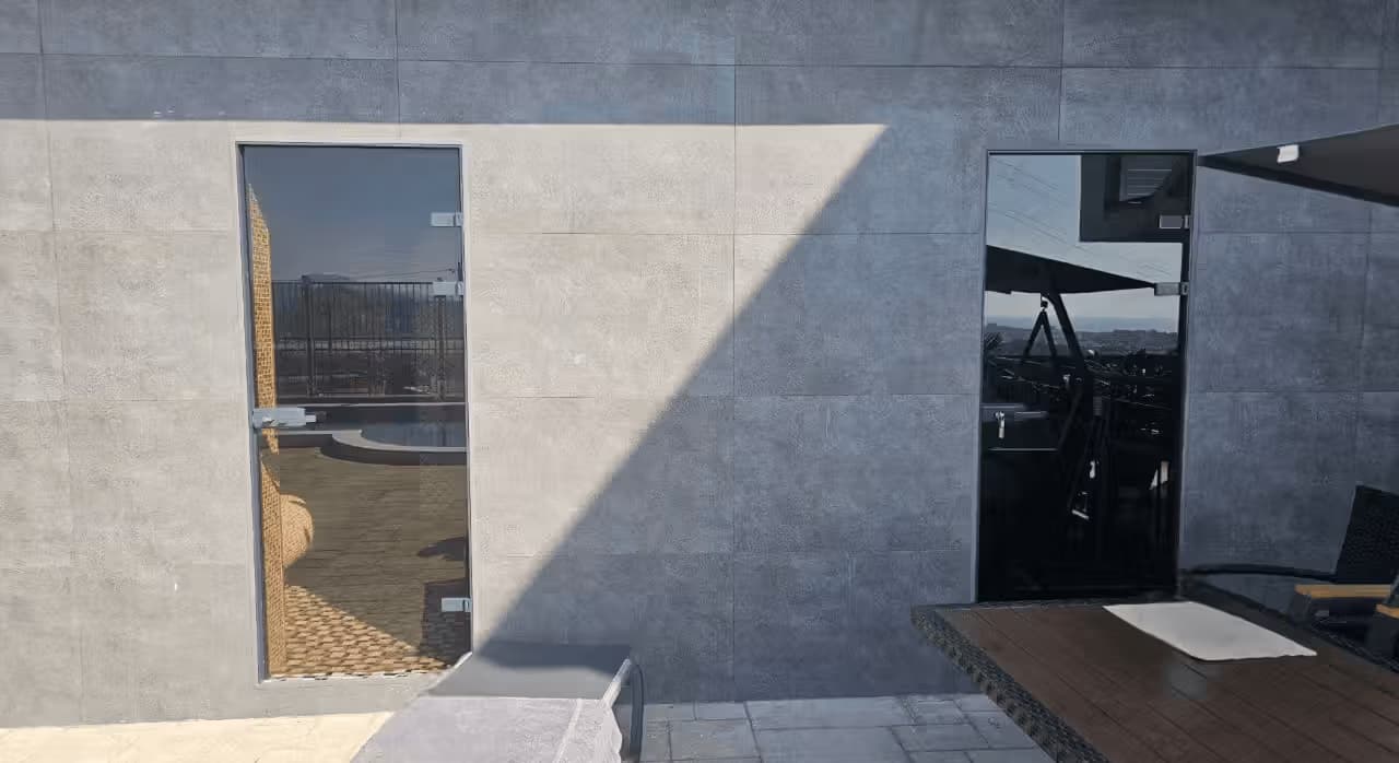 Стеклянные двери: виды, материалы и монтаж в 2026 году