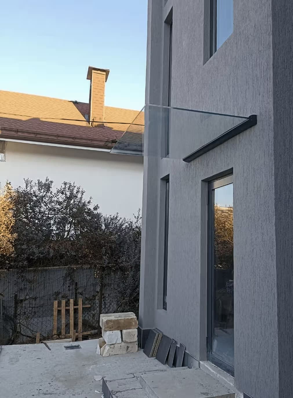 Козырьки из стекла на заказ