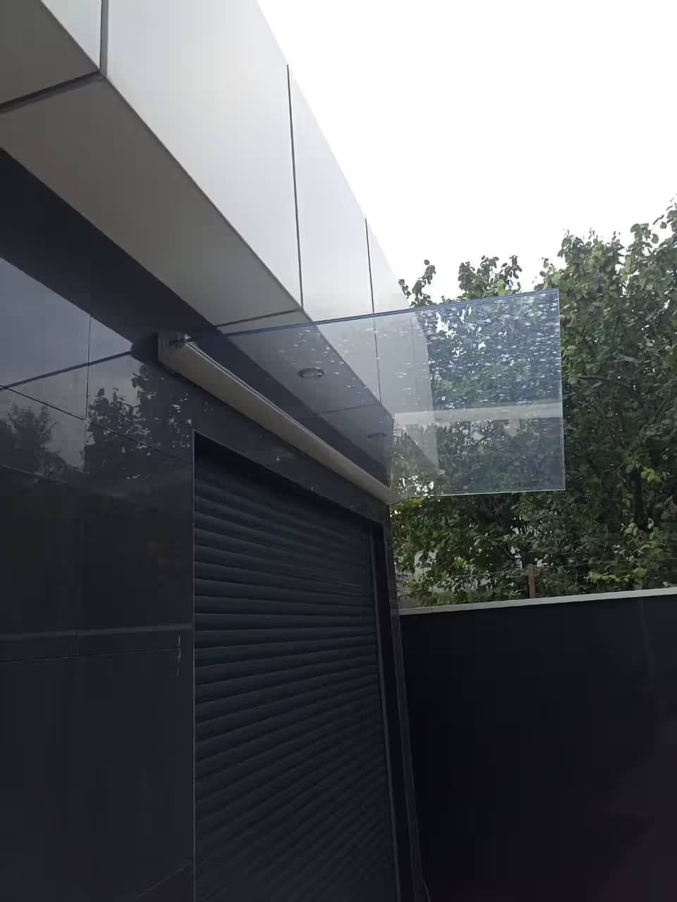 Козырёк из стекла над гаражом в зажимном профиле, установка в Адлерском районе Сочи