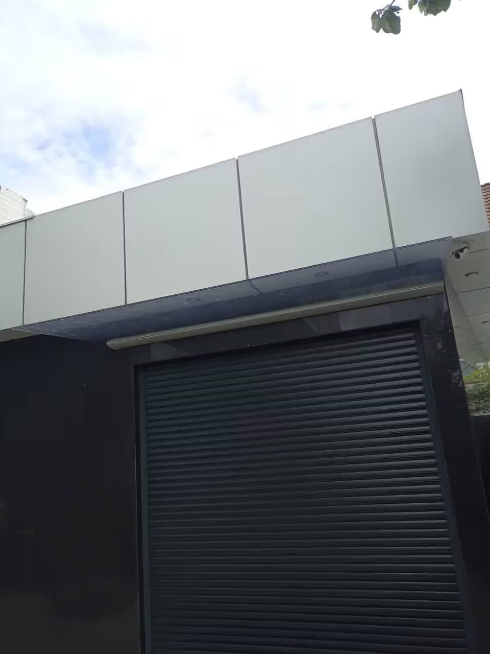 Козырёк из стекла над гаражом в зажимном профиле, установка в Адлерском районе Сочи