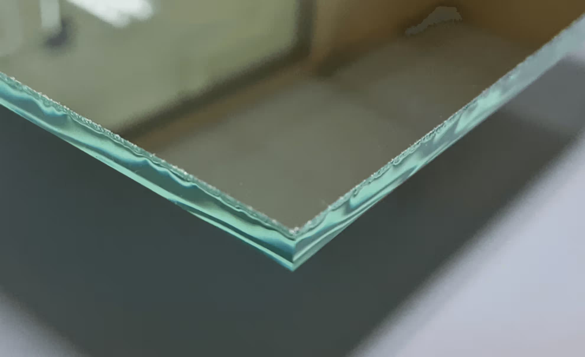 Не обработаная кромка зеркала