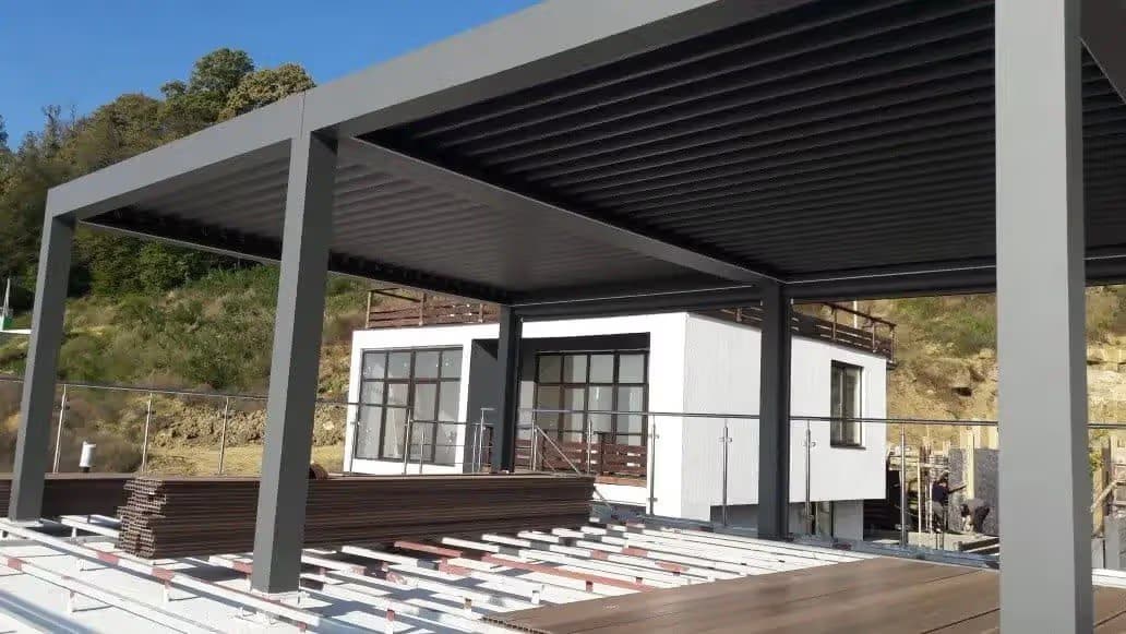 Биоклиматика пергола с поворотными ламелями на заказ Сочи