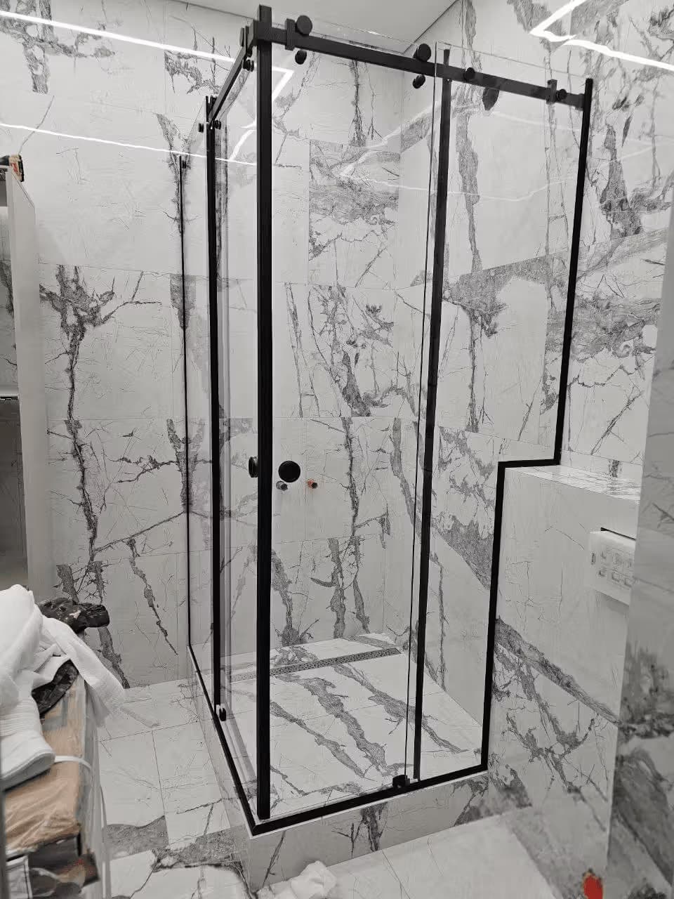 Угловая раздвижная душевая перегородка из закалённого стекла Оптивайт с черной матовой фурнитурой, Сочи — изготовление и монтаж под ключ