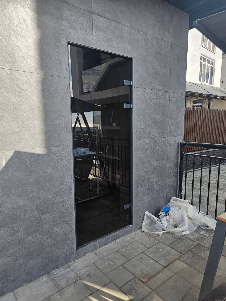 Распашные двери из стекла для входа в Сочи