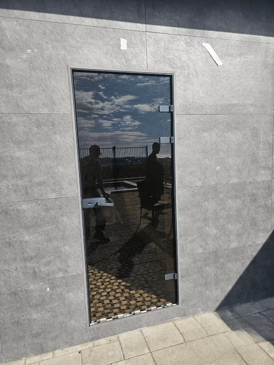 Распашные двери из стекла для входа в Сочи