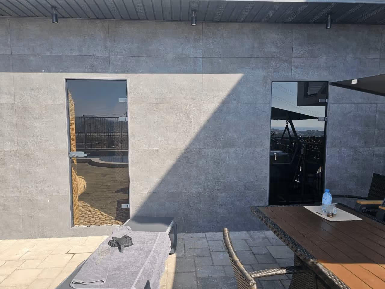 Распашные двери из стекла для входа в Сочи