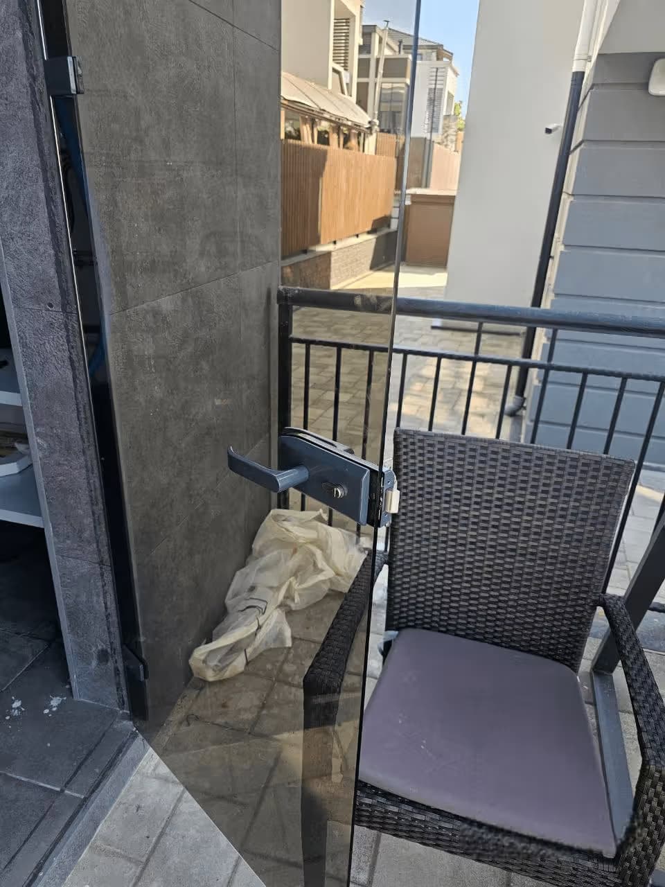 Распашные двери из стекла для входа в Сочи