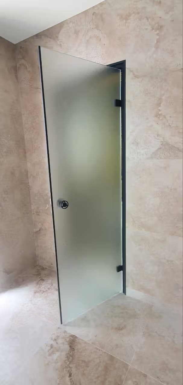 Распашные двери из стекла для хамам в сочи 