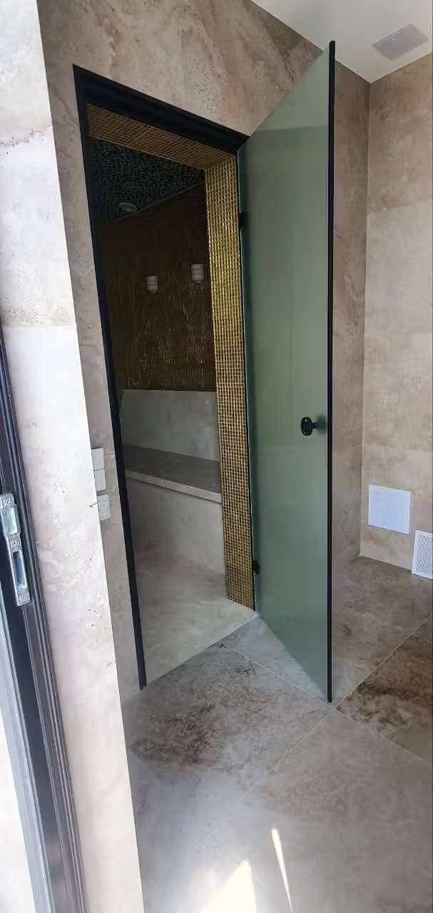 Распашные двери из стекла для хамам в сочи 