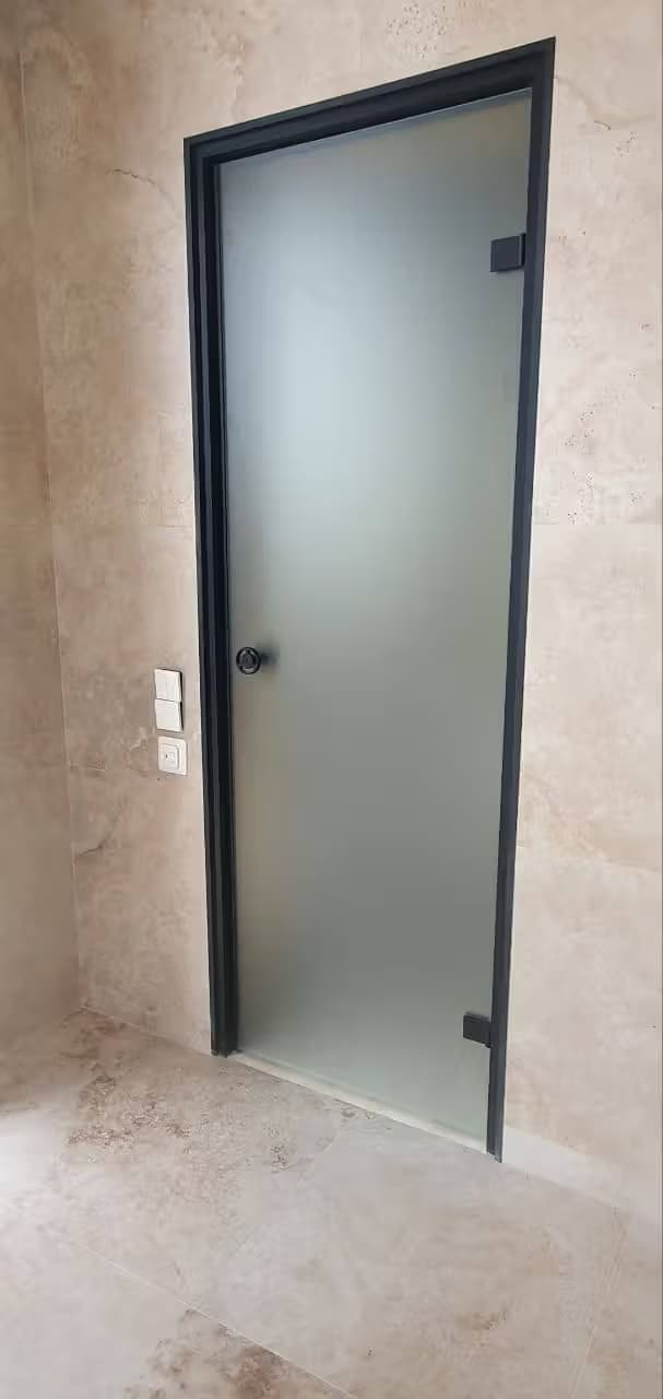 Распашные двери из стекла для хамам в сочи 