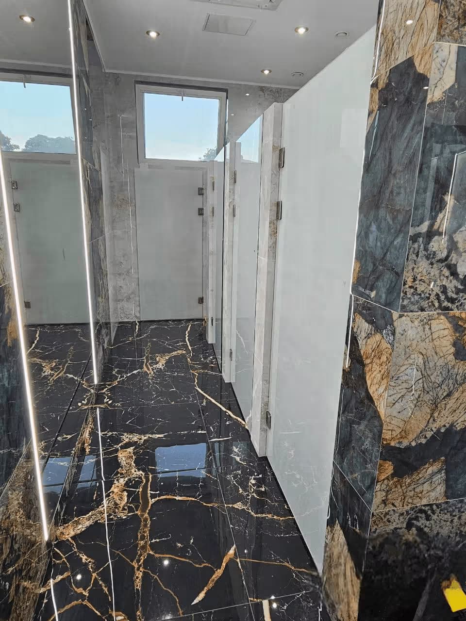 Распашные двери из стекла для кафе в Сочи