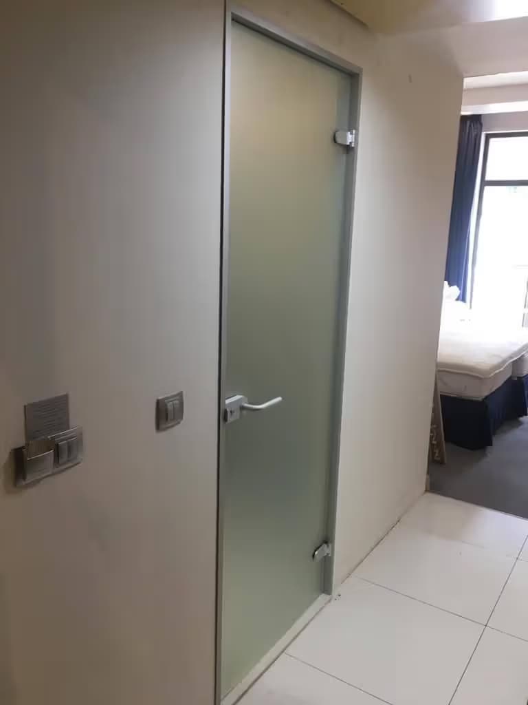 Распашные двери из стекла для ванной в сочи