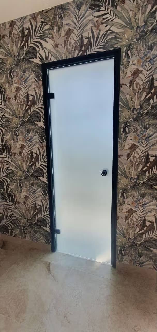 Распашные двери из стекла для дома в Адлер