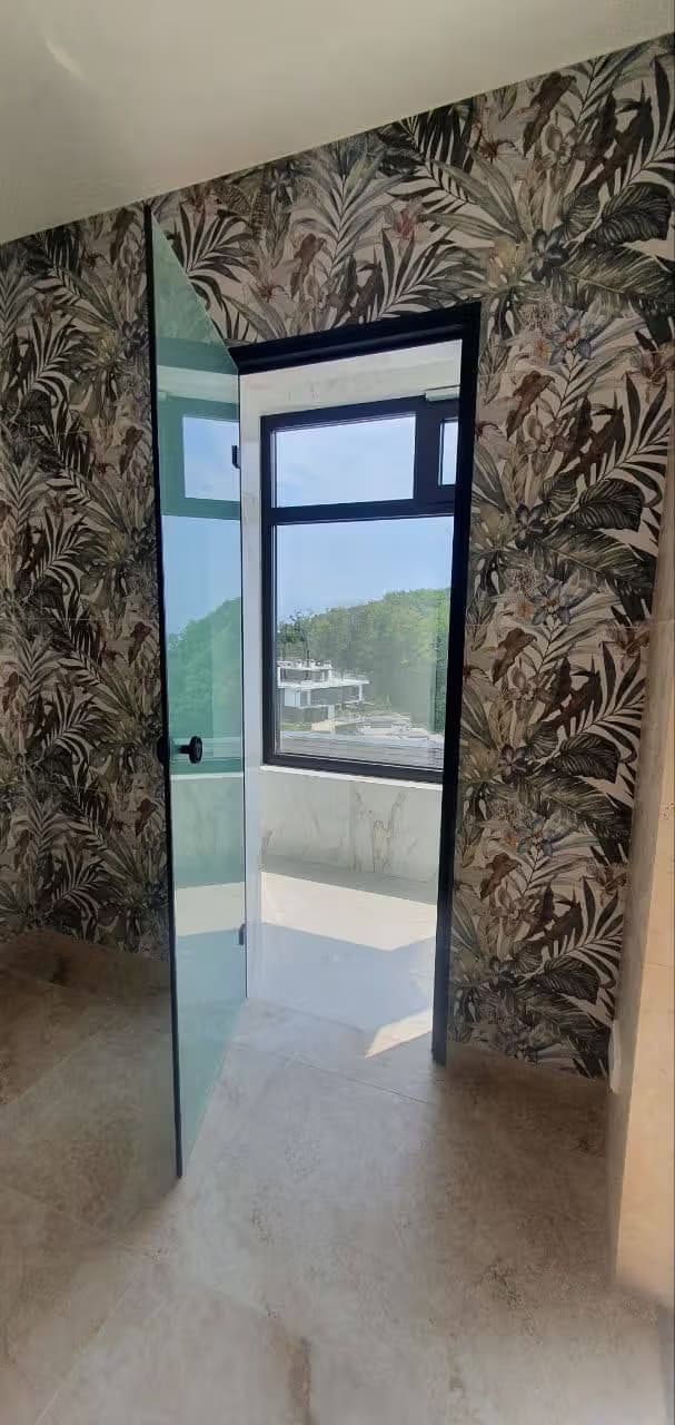 Распашные двери из стекла для дома в Адлер