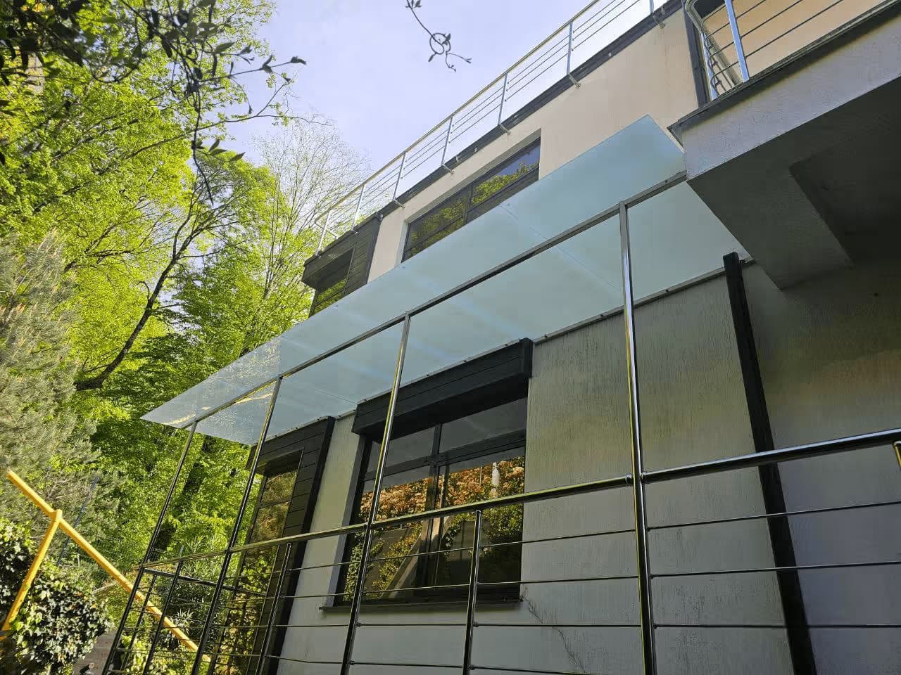 Стеклянный козырёк на опорном каркасе в Сочи — изготовление и монтаж под ключ