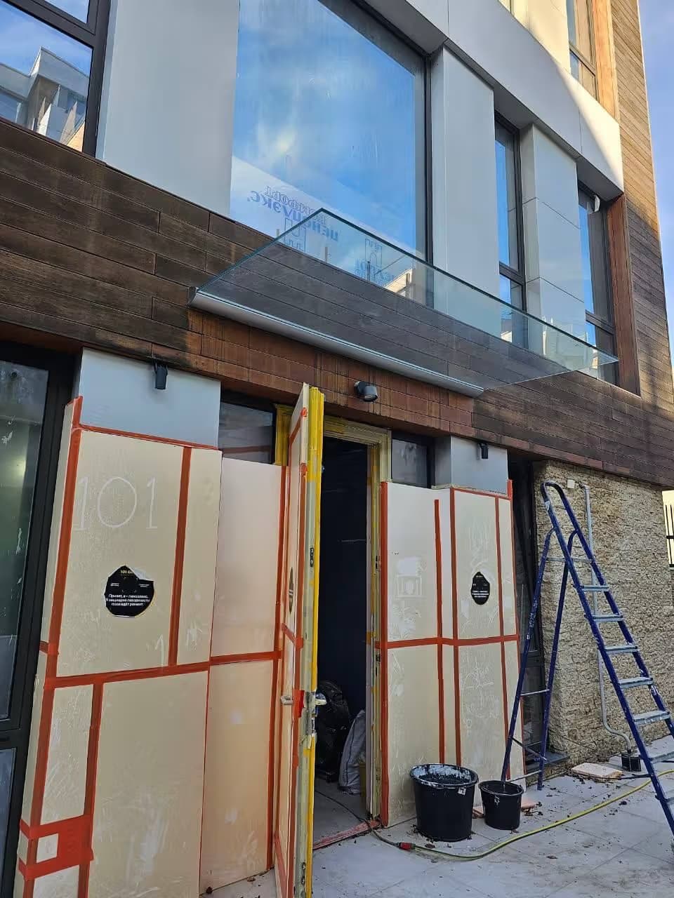 Козырёк из стекла над входом кафе в Адлере, установка на заказ