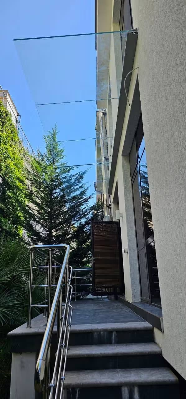 Стеклянный пятиполосный козырёк в зажимном профиле над входом, Адлер — изготовление и монтаж под ключ