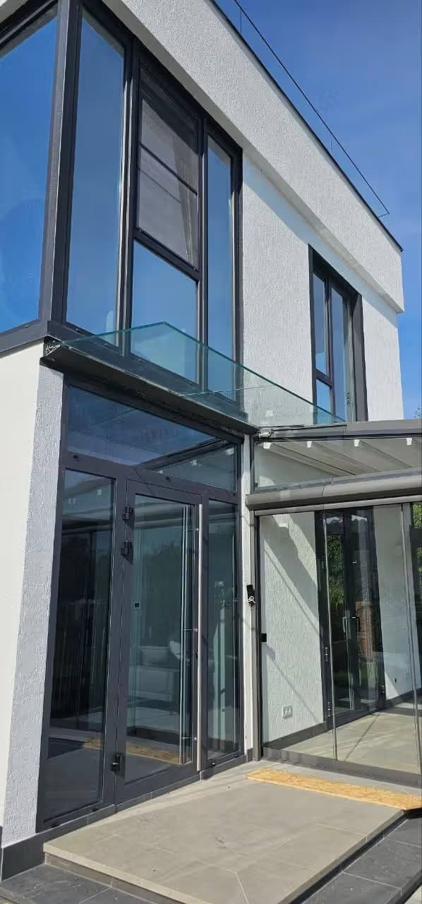 Козырёк из стекла в зажимном профиле в Адлере, установка на заказ