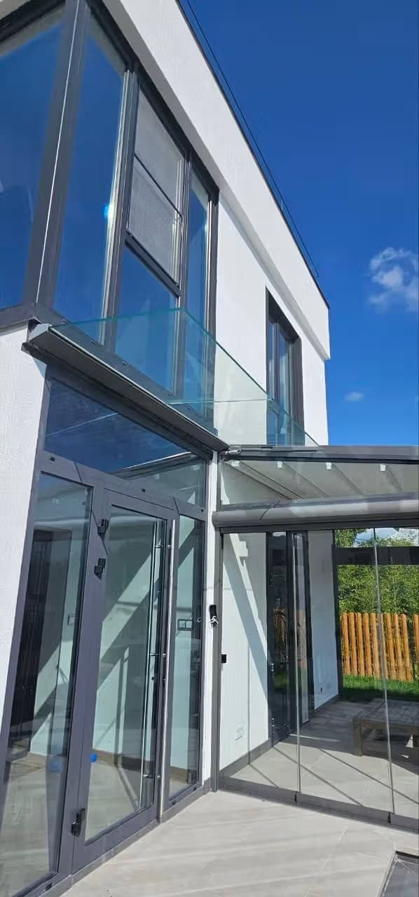 Козырёк из стекла в зажимном профиле в Адлере, установка на заказ