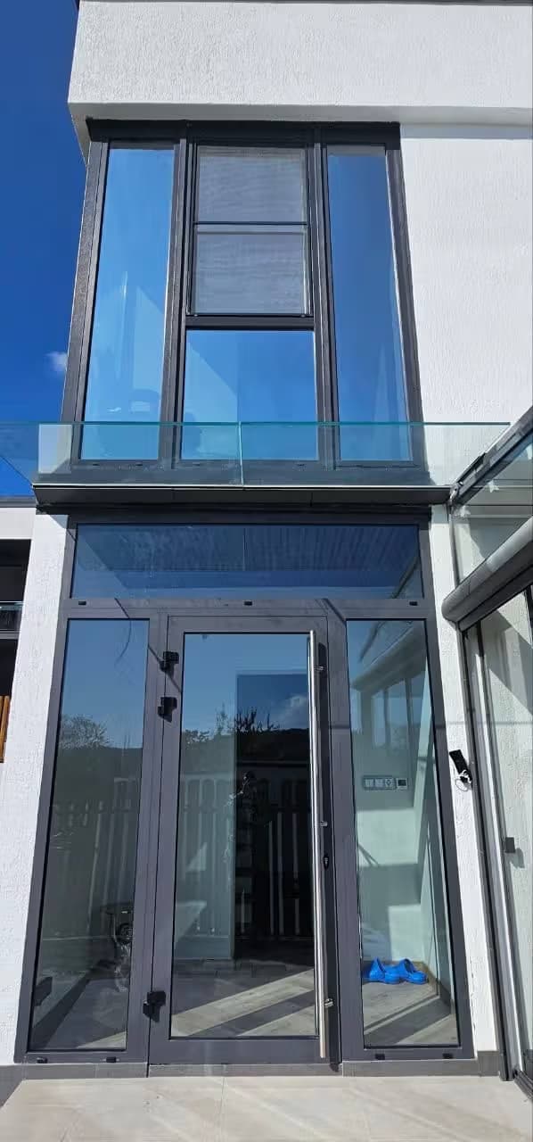 Козырёк из стекла в зажимном профиле в Адлере, установка на заказ