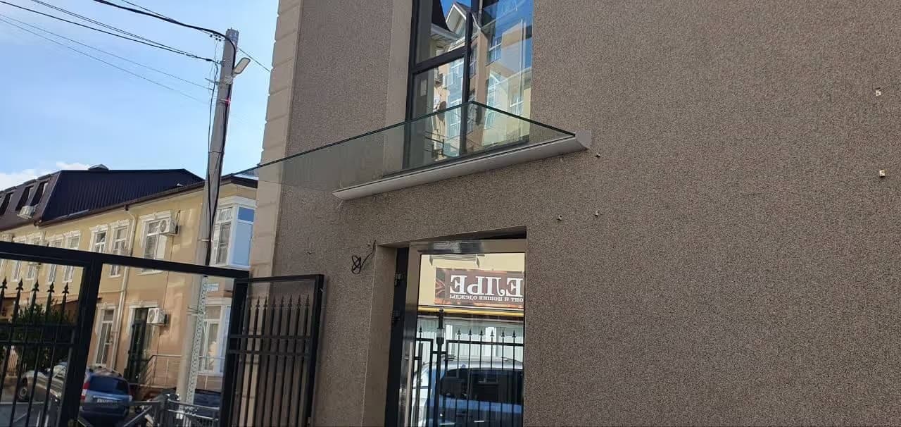 Козырёк из стекла в зажимном профиле над входом, Сочи — монтаж под ключ