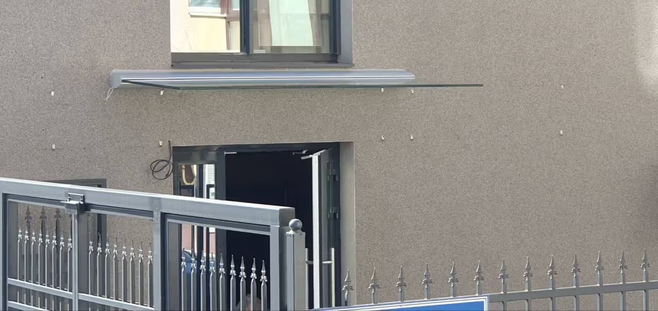 Козырёк из стекла в зажимном профиле над входом, Сочи — монтаж под ключ