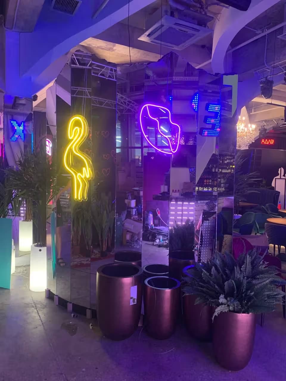 Зеркальная плитка серебро в баре «Руки Вверх», Сочи — изготовление и монтаж на заказ