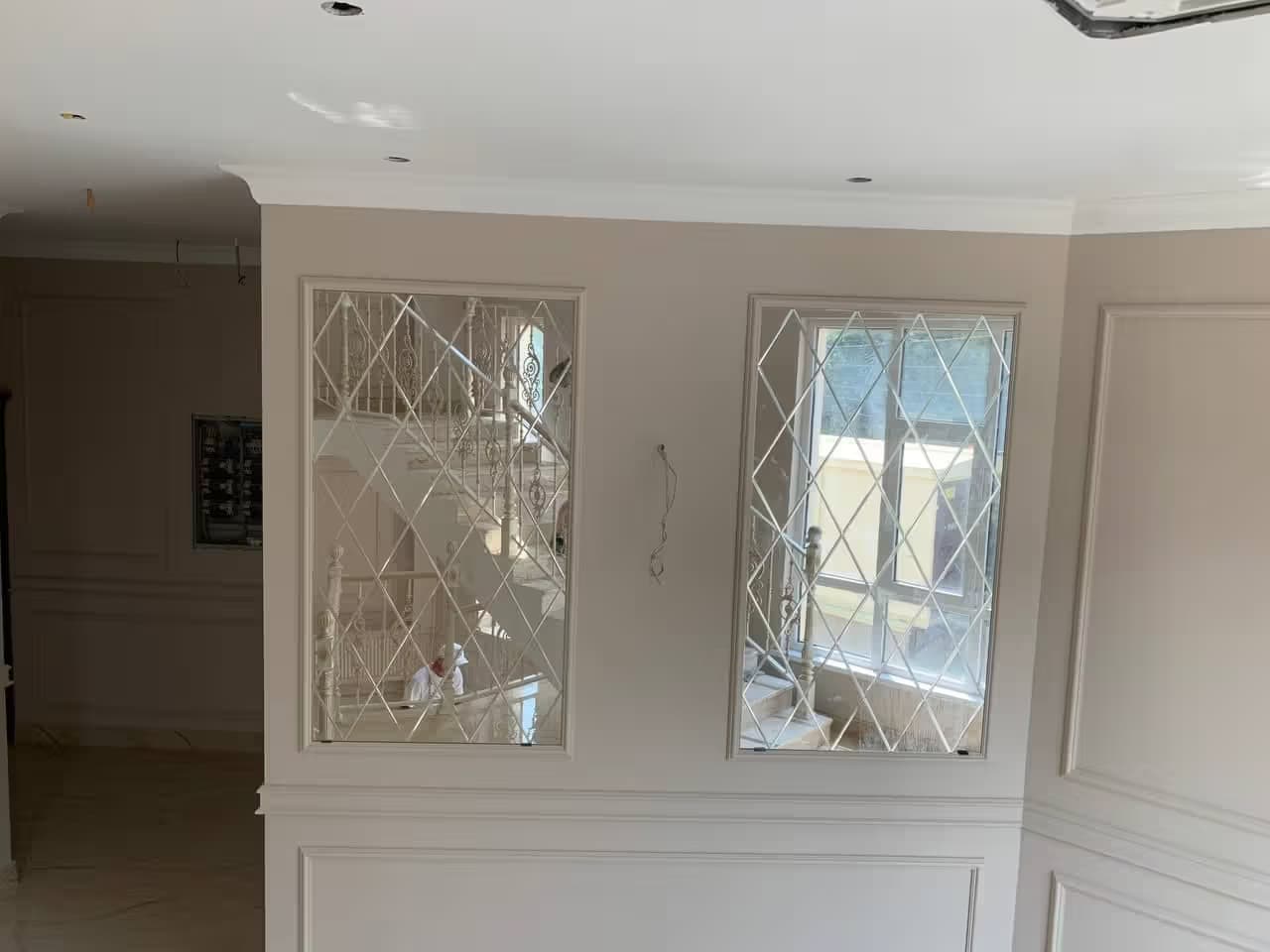 Зеркало 4 мм серебро с гравировкой (имитация панно) в Сочи — изготовление и монтаж на заказ