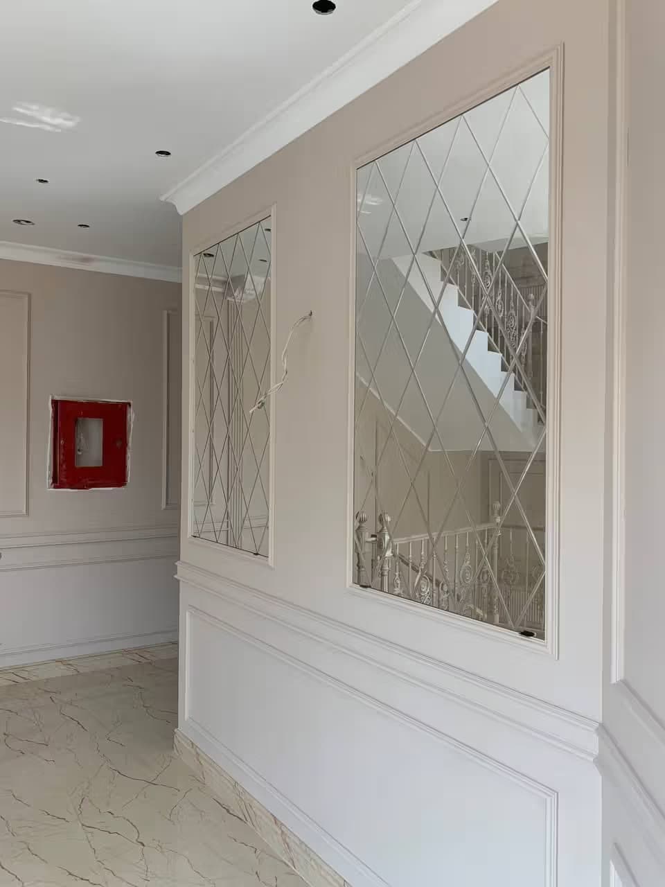 Зеркало 4 мм серебро с гравировкой (имитация панно) в Сочи — изготовление и монтаж на заказ