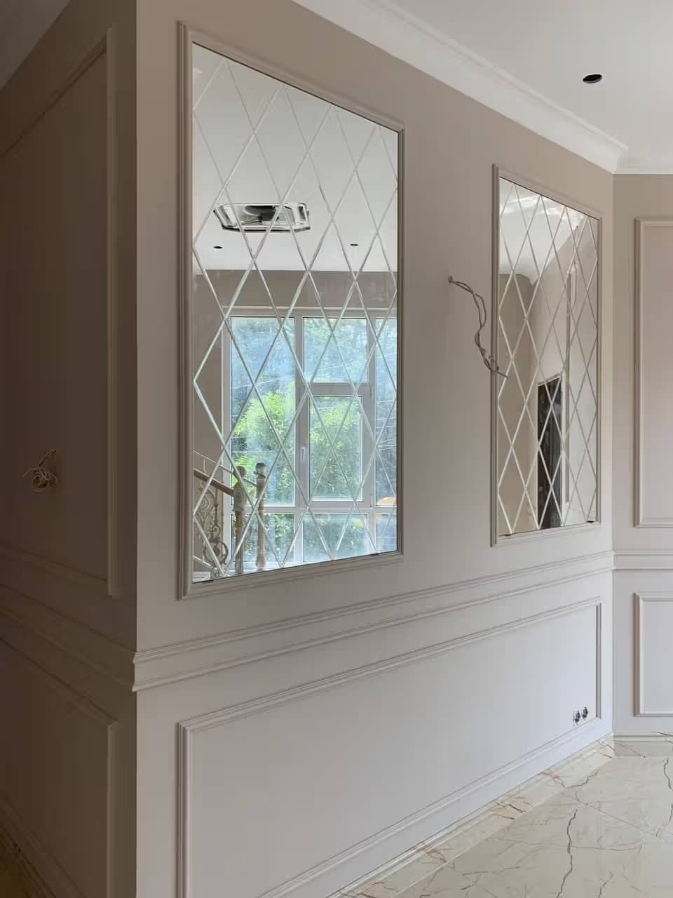 Зеркало 4 мм серебро с гравировкой (имитация панно) в Сочи — изготовление и монтаж на заказ