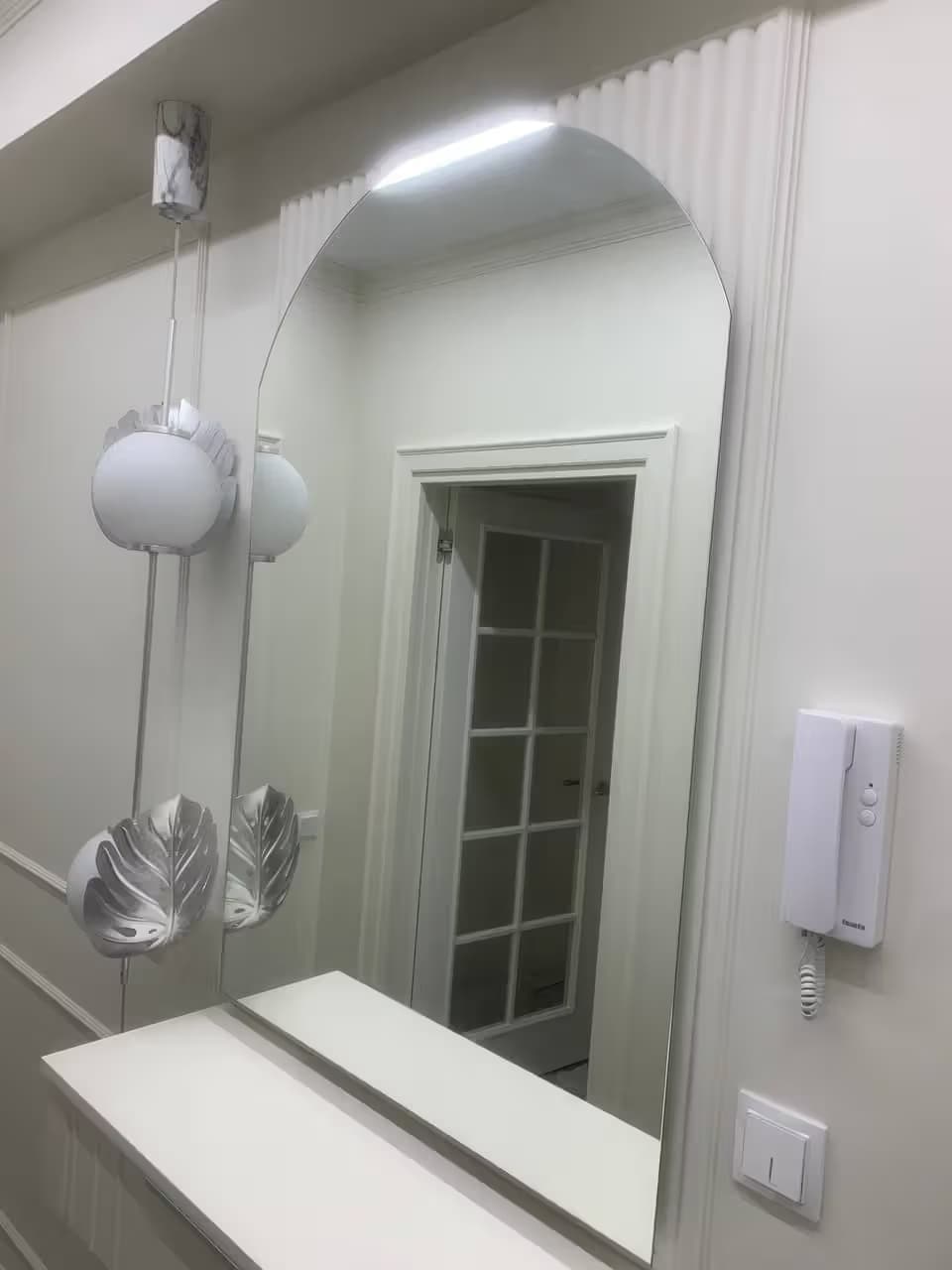 Арочное зеркало с LED-подсветкой в Сочи — производство и установка под ключ