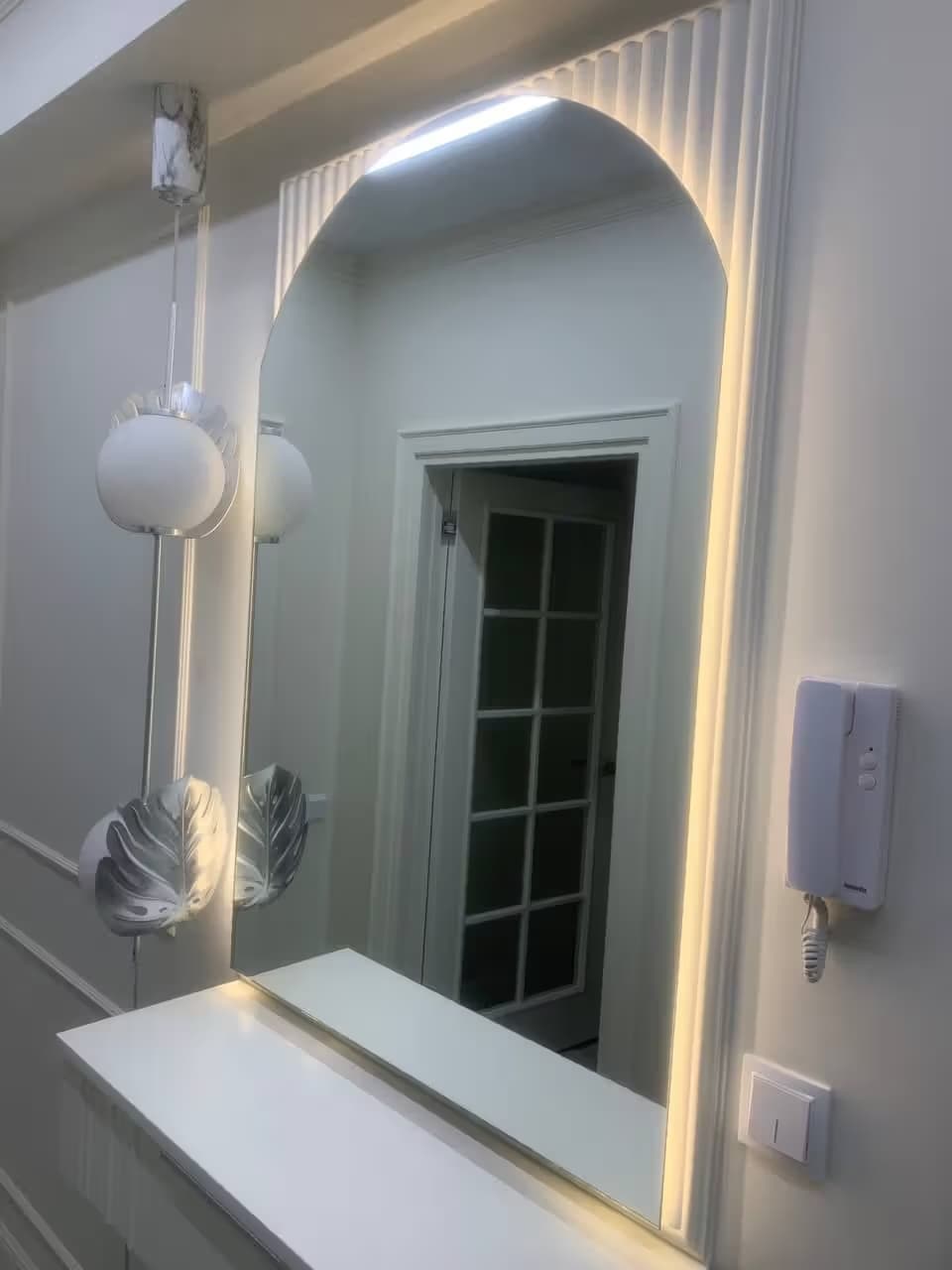 Арочное зеркало с LED-подсветкой в Сочи — производство и установка под ключ