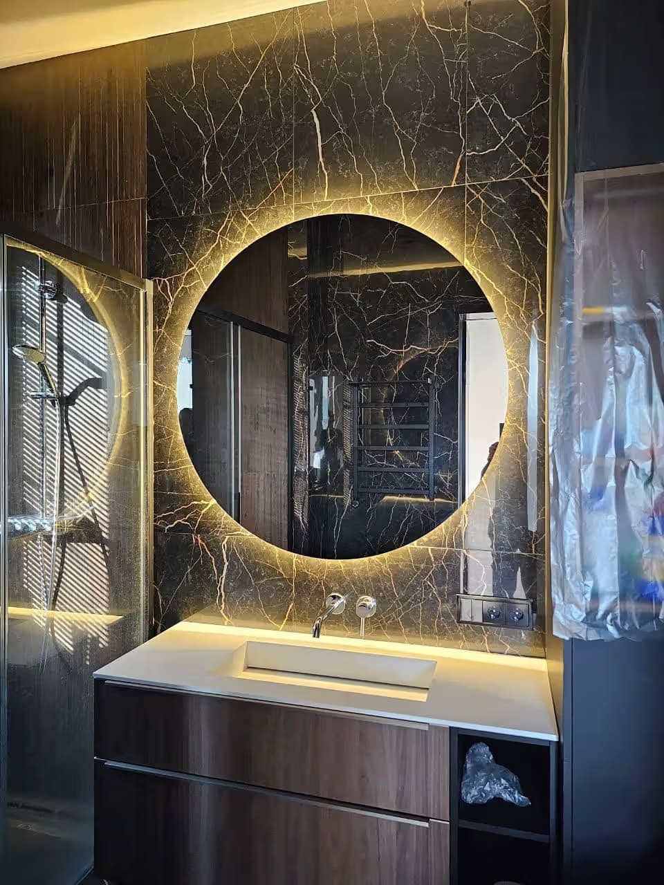 Круглое зеркало 4 мм с горизонтальной LED-подсветкой для ванной комнаты, настенное, Сочи — производство и установка под ключ