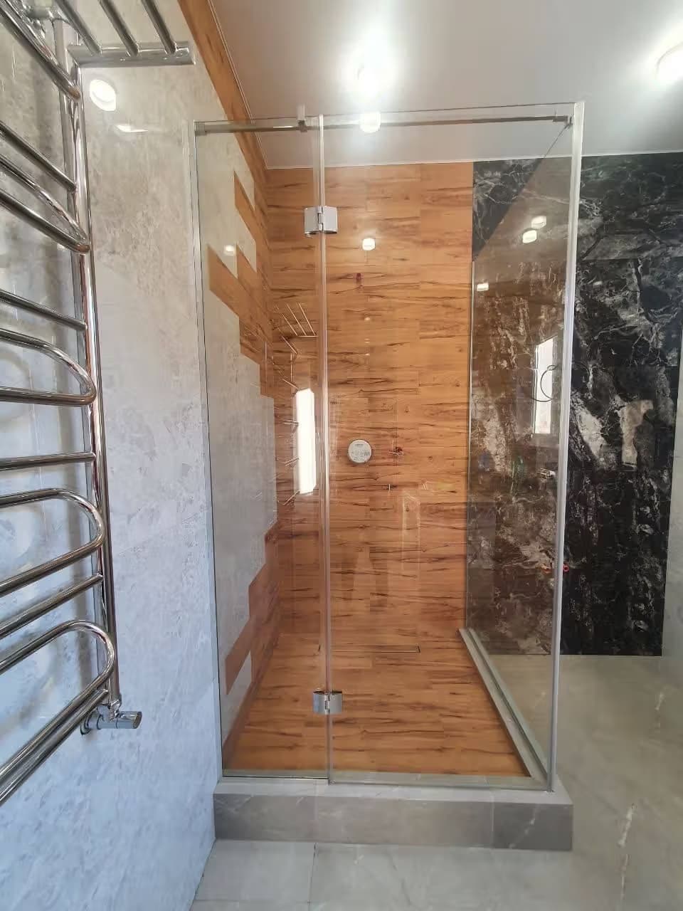 Угловая распашная душевая кабина из закалённого стекла Оптивайт с хромовой фурнитурой, Лазаревский район, Сочи — изготовление и монтаж под ключ