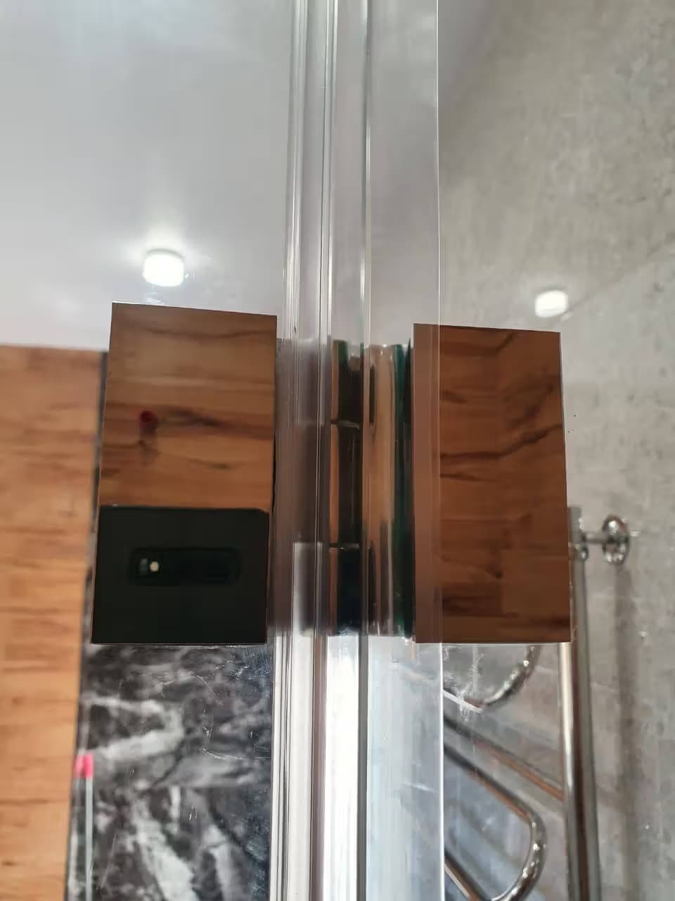 Угловая распашная душевая кабина из закалённого стекла Оптивайт с хромовой фурнитурой, Лазаревский район, Сочи — изготовление и монтаж под ключ