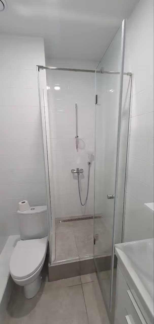 Угловая распашная душевая кабина из закалённого стекла Оптивайт с хромовой фурнитурой, Сочи — изготовление и монтаж под ключ