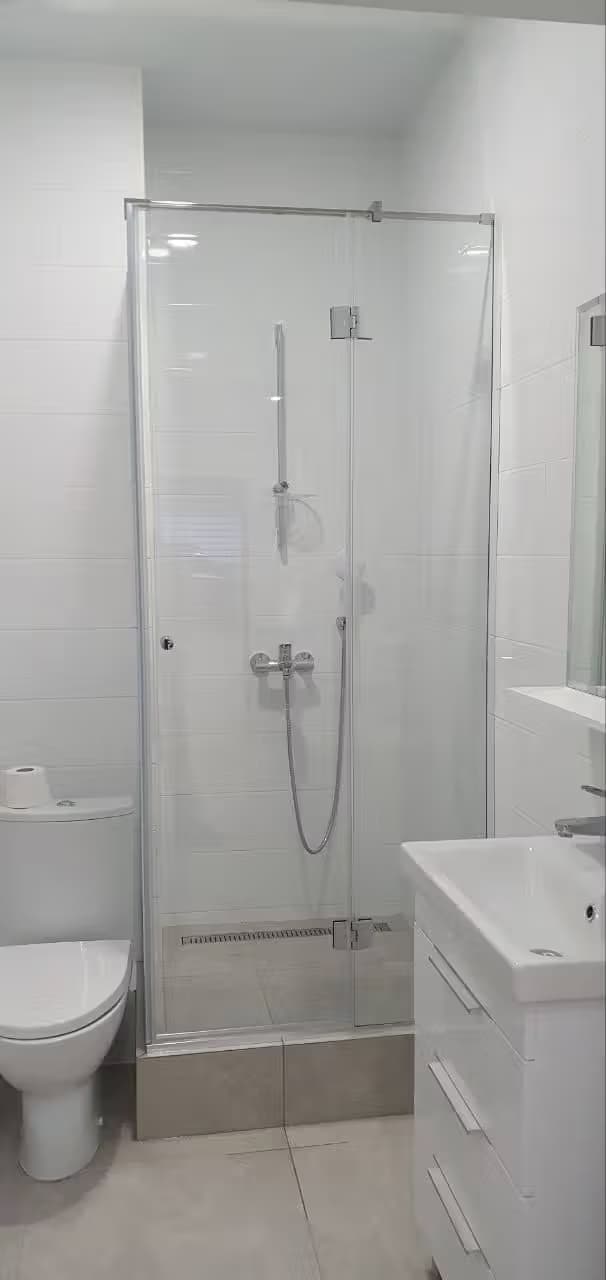 Угловая распашная душевая кабина из закалённого стекла Оптивайт с хромовой фурнитурой, Сочи — изготовление и монтаж под ключ