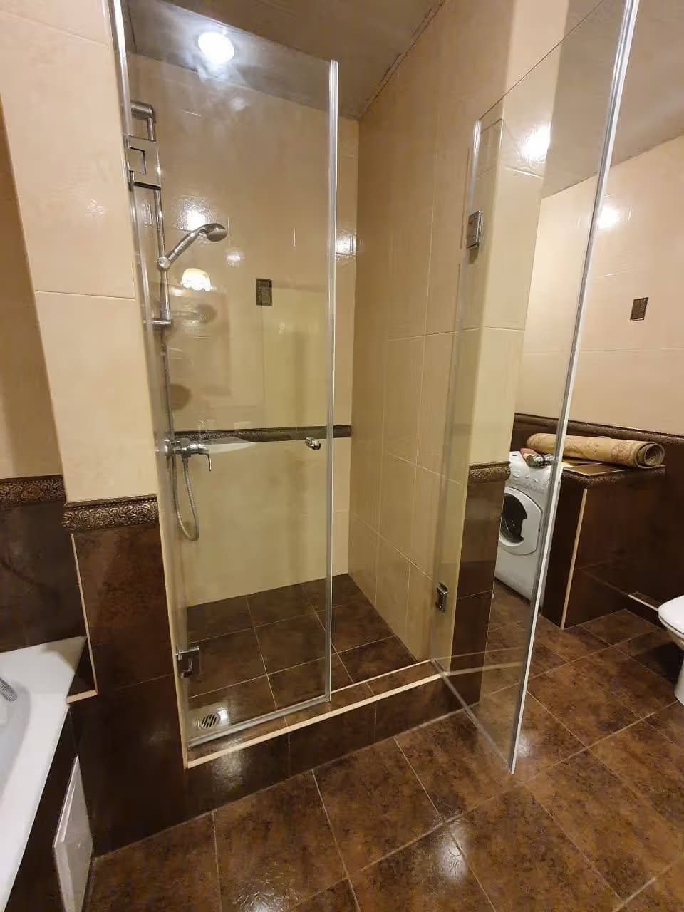 Прямая распашная душевая перегородка, встроенная в нишу, из закалённого стекла Оптивайт с хромовой фурнитурой, Адлер — изготовление и монтаж под ключ