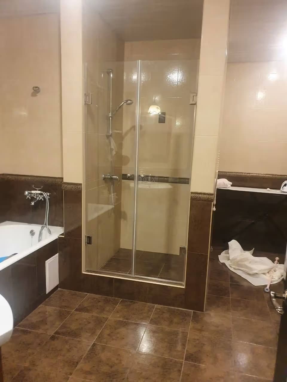 Прямая распашная душевая перегородка, встроенная в нишу, из закалённого стекла Оптивайт с хромовой фурнитурой, Адлер — изготовление и монтаж под ключ