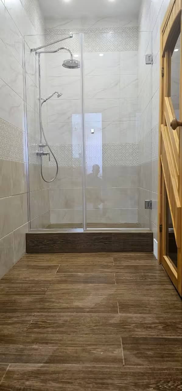 Душевая перегородка из стекла Оптивайт с хромовой фурнитурой и держателем, Центральный район, Сочи