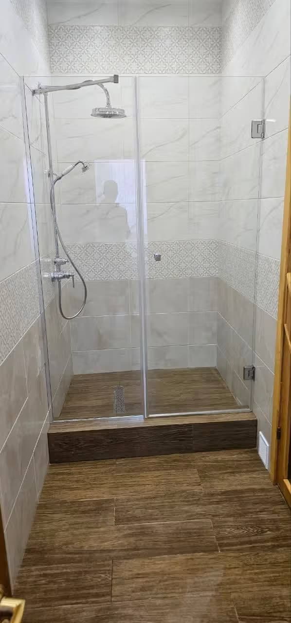 Душевая перегородка из стекла Оптивайт с хромовой фурнитурой и держателем, Центральный район, Сочи